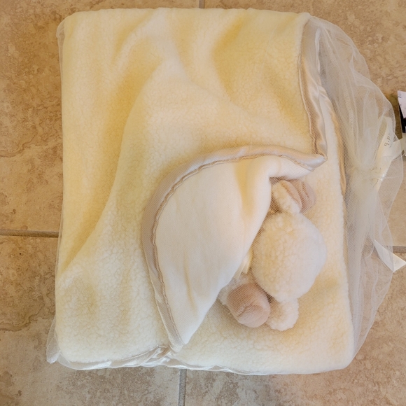 Sherpa blanket gift set Cloud b cream color with lamb stuffed toy - Picture 6 of 10